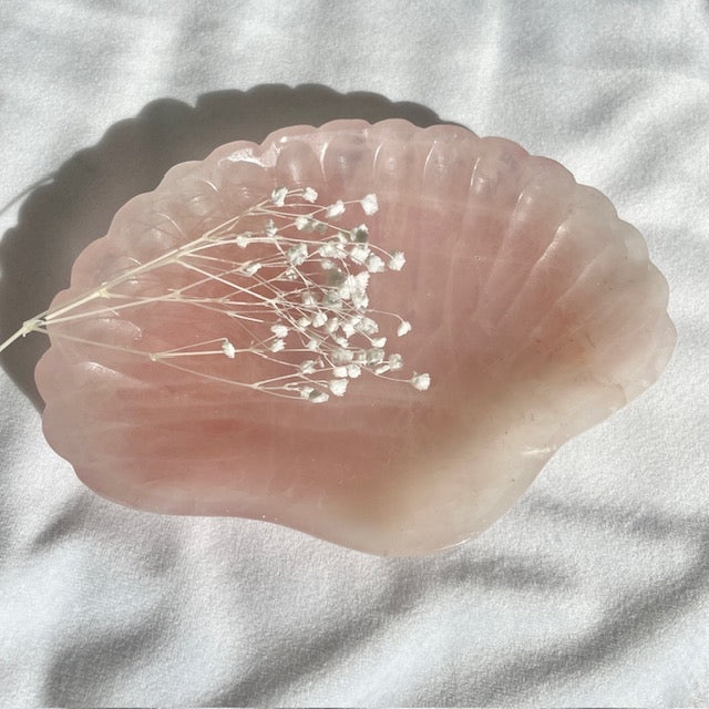 Rozenkwarts shell bowl